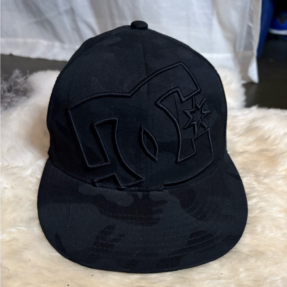 DC brand
flex fit hat.